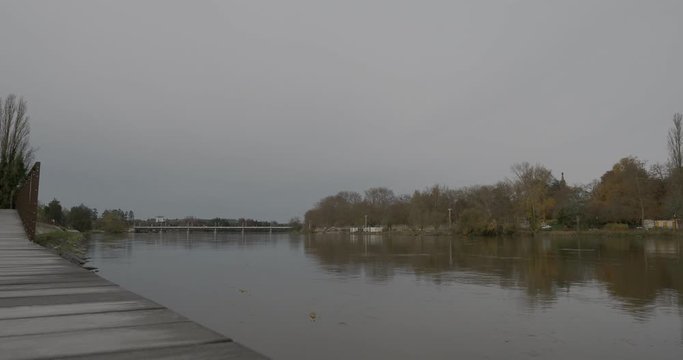 Vichy dans l'Allier. Promenade au fil de l'eau. Vue sur le Pont de Bellerive depuis la promenade de le nouveau quai de rive gauche du lac d'Allier