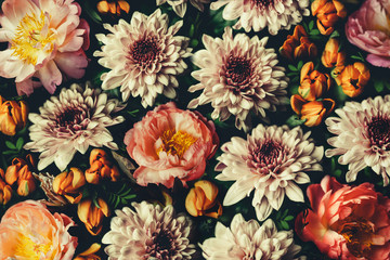 Vintage Bouquet von schönen Blumen auf schwarz. Blumenhintergrund. Barocker altmodischer Stil. Natürliche Mustertapete oder Grußkarte © Rymden