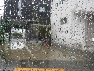 外は雨 -  raining outside