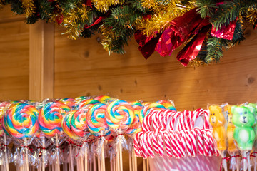 Weihnachtliche Leckereien auf dem Weihnachtsmarkt mit Zuckerstangen, Weihnachtslollies und Leckereien zum Naschen auf dem Christkindlemarkt im Advent
