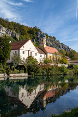 Fototapeta na wymiar Idyllic view at the village Markt Essing in Bavaria, Germany with the Altmuehl river and high rocks