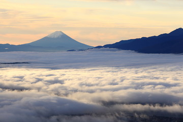 高ボッチ高原の朝 雲海と富士山