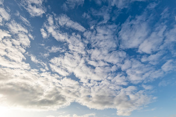 Dramatischer Himmel mit weichen Wolken