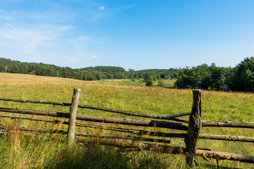 Stary płot ogrodzenie polana pole wieś lato © Dariusz