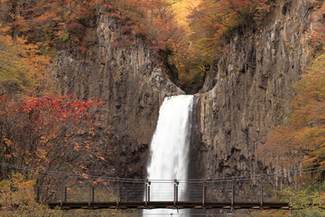秋 紅葉の苗名滝