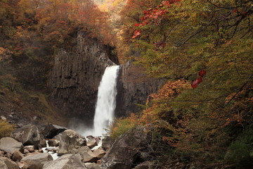 秋 紅葉の苗名滝