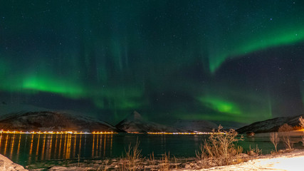 Aurores boréales au bord de la mer en norvège