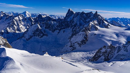 Fototapeta na wymiar alpes du mont blanc enneigées au soleil et ciel bleu