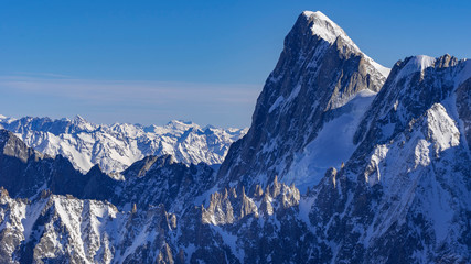 alpes du mont blanc enneigées au soleil et ciel bleu