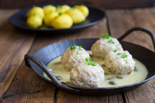 K&ouml;nigsberger Klopse in gu&szlig;eisenpfanne
