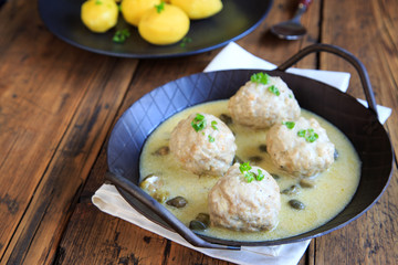 Königsberger Klopse in gußeisenpfanne