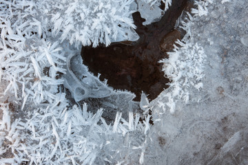 Eiskristalle am Bachlauf im Winter