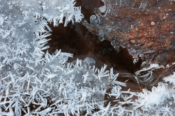 Eiskristalle am Bachlauf im Winter