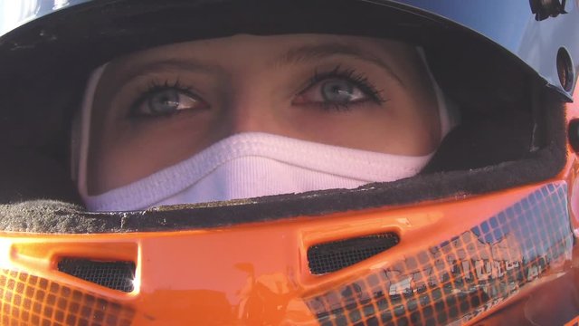 Rennfahrerin mit Helm und Balaclava