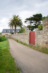 Fototapeta premium ïle de Bréhat, ses murs et maisons en pierres, Côtes D'armor, Bretagne