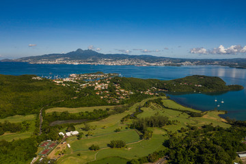 Vue aérienne du golf des Trois Ilets, en Martinique, par très beau temps