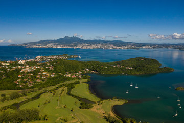 Fototapeta na wymiar Vue aérienne du golf des Trois Ilets, en Martinique, par très beau temps