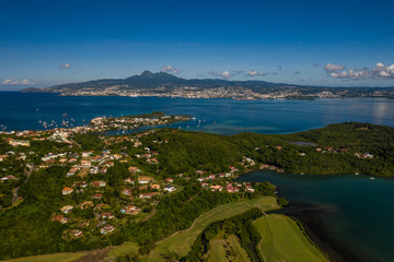 Fototapeta premium Vue aérienne du golf des Trois Ilets, en Martinique, par très beau temps
