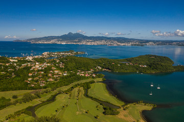 Vue aérienne du golf des Trois Ilets, en Martinique, par très beau temps