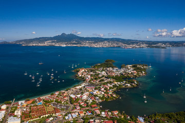 Vue aérienne de la Pointe du Bout, en Martinique, par très beau temps, avec la baie de Fort de...