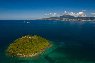 Vue aérienne de l'îlet Ramier, en Martinique, par très beau temps, avec Fort de France, les pitons du Carbet dans le fond