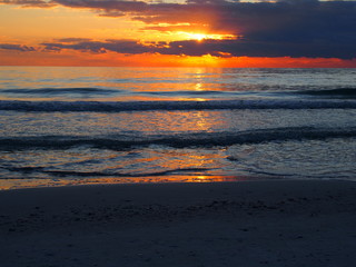 Fototapeta na wymiar Beautiful Gulf of Mexico Sunset with Sun Reflecting in the Water