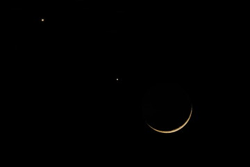 Moonset 4.4% close Jupiter and Venus stars in dark sky background, real time taken 6.35 pm