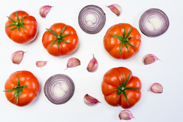 Composición de tomates de ensalada, cebolla y ajos - obrazy, fototapety, plakaty