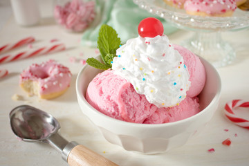 Food photography of a retro 50's diner style peppermint ice cream in a white bowl