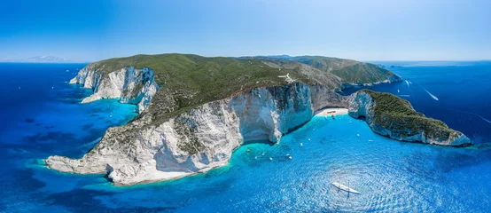 Foto auf Acrylglas Navagio Strand, Zakynthos, Griechenland Luftpanorama-Drohnenaufnahme von Zakynthos-Nordende mit Navagio-Strand und Yachten im Ionischen Meer