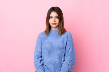 Fototapeta premium Young woman with blue sweater over isolated pink background sad