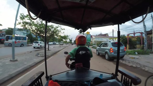 Timelapse des de un tuk tuk en la ciudad de Siem Riep en Camboya durante el verano