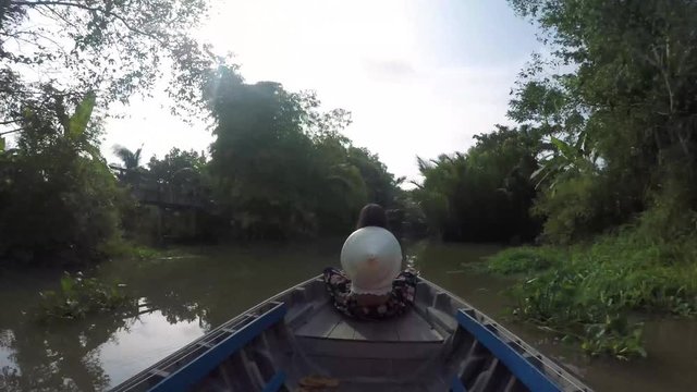 Timelapse visitando el delta del mekong en una barca con una chica joven