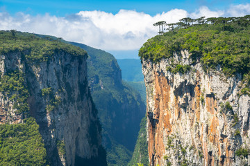Fototapeta na wymiar Beautiful landscape of Canyon Itaimbezinho - Cambara do Sul/Rio Grande do Sul - Brazil