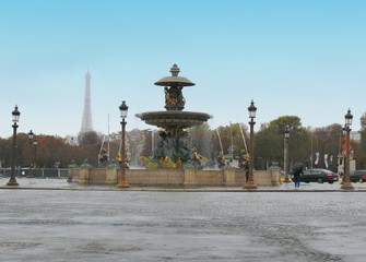 Fototapeta premium Fountain place Vendôme in Paris with the Eiffel Tower 