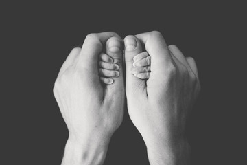 Fototapeta premium Manos bebe cogiendo dedos padre