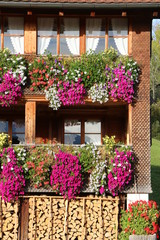 Fototapeta na wymiar Mit Blumen geschmücktes Bauernhaus in Österreich