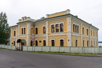 Fototapeta na wymiar Petrozavodsk. The building of the Zemstvo hospital on the waterfront of lake Onega