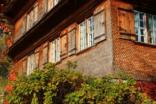 Traditionelles, altes Bauernhaus im Bregenzerwald, Vorarlberg, &Ouml;sterreich