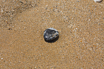 Einzelnen, Nassen Kieselsteine am Strand von Kreta im Sommer. Schwarz. 