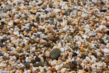 Nasse Kieselsteine am Strand von Kreta im Sommer.