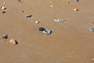 Fototapeta na wymiar Nasse Kieselsteine am Strand von Kreta im Sommer.