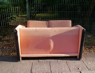 AUsrangiertes Sofa auf der Straße