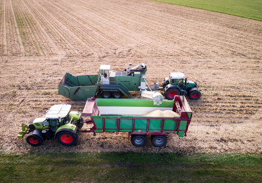 Agrarfoto - Maisernte, Vermahlung von Maisk&ouml;rnern mit einer mobilen Getreidem&uuml;hle 