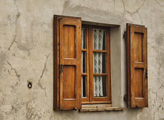 2019-11-03 OLD WINDOW IN AN ITALIAN VILLA