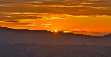 Naklejka premium 2019-11-03 TUSCAN SUNSET IN EARLY NOVEMBER