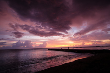 Obraz premium Coucher de soleil sur la mer avant l'orage