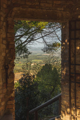 Obraz premium Tuscan landscape behind the door