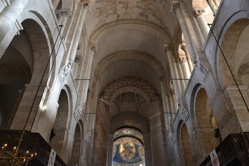vault of the central nave and the altar of the basilica of Saint-Sernin in Toulouse