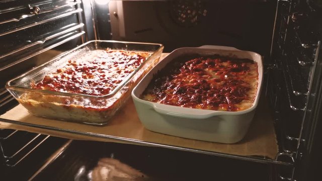 Lasagne im Backofen in 2 Auflaufformen